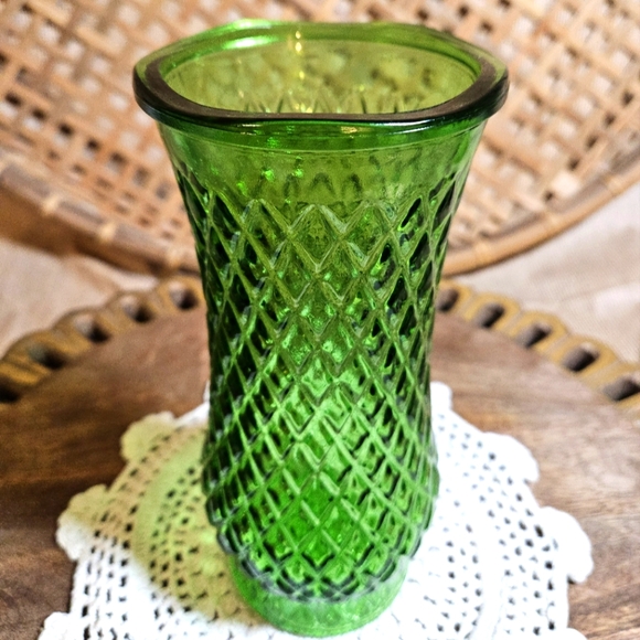 VTG CFG Diamond Pattern Emerald Green Glass Vase - Picture 3 of 13